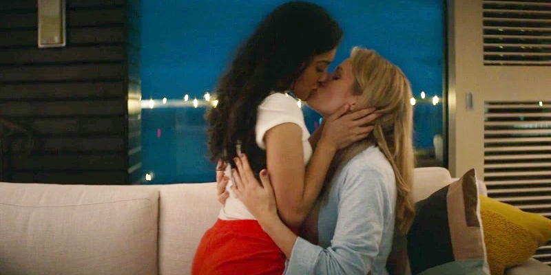 Lesbians Kiss Ass